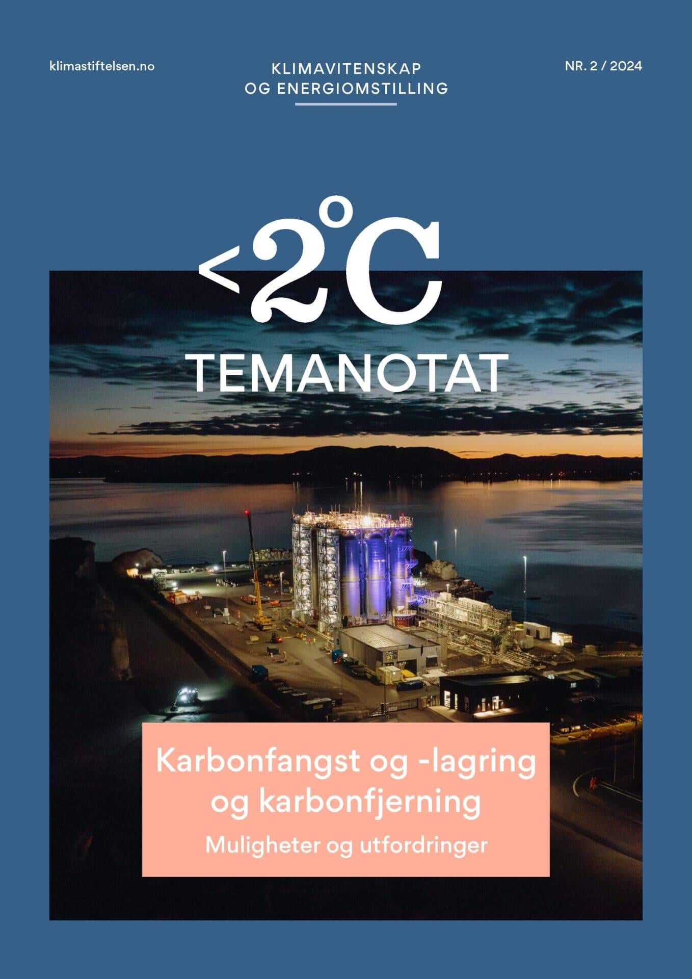 Forsidebilde av en rapport med tittelen "<2°C Temanotat" med et bilde av et industrianlegg i skumringen. Teksten lyder: «Karbonfangst og -lagring og karbonfjerning: Muligheter og utfordringer.
